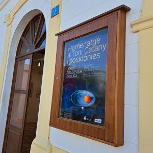 Exposicio "Homenatge a Tonic Catany I possidònies" de Jordi Soldevila a la sala de l'Ajuntament Vell de Formentera